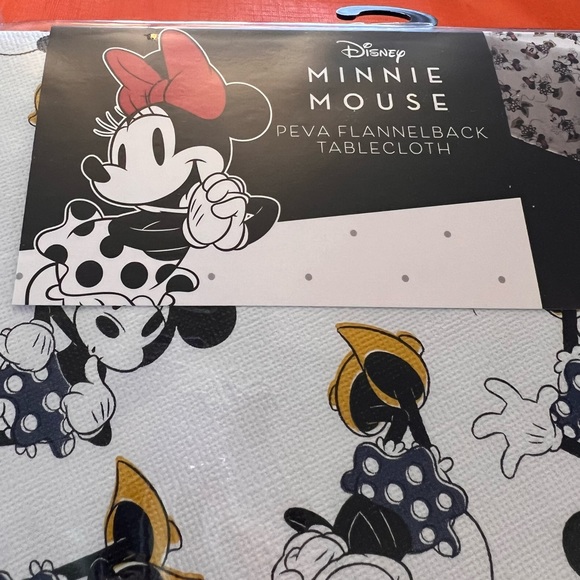 Disney Minnie Mouse NWT adorable PEVA flannelback 60”x102” tablecloth - Picture 2 of 14